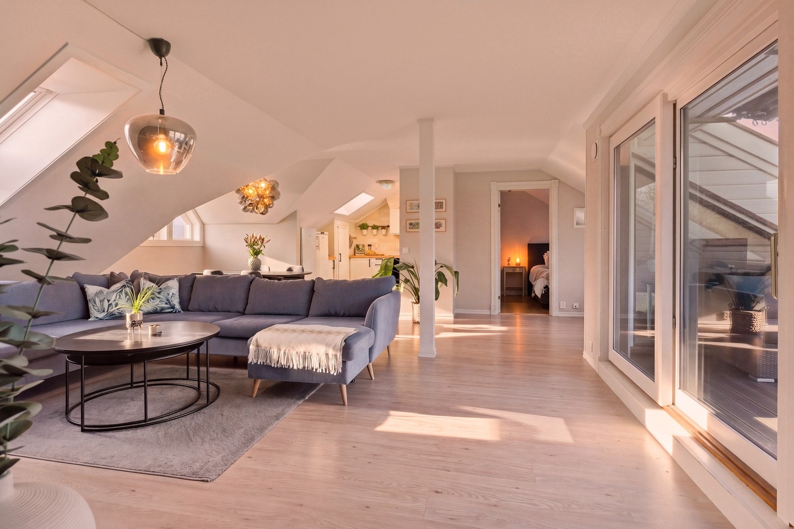 Stuen med kveldsstemning. Galleribilde
