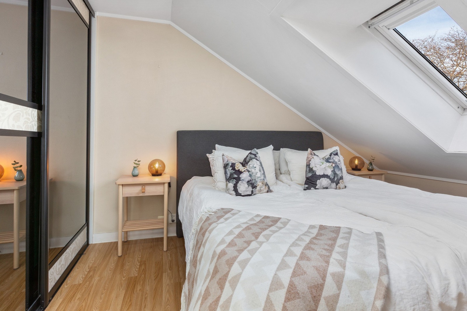 Hovedsoverommet har stor skyvedørsgarderobe. Galleribilde