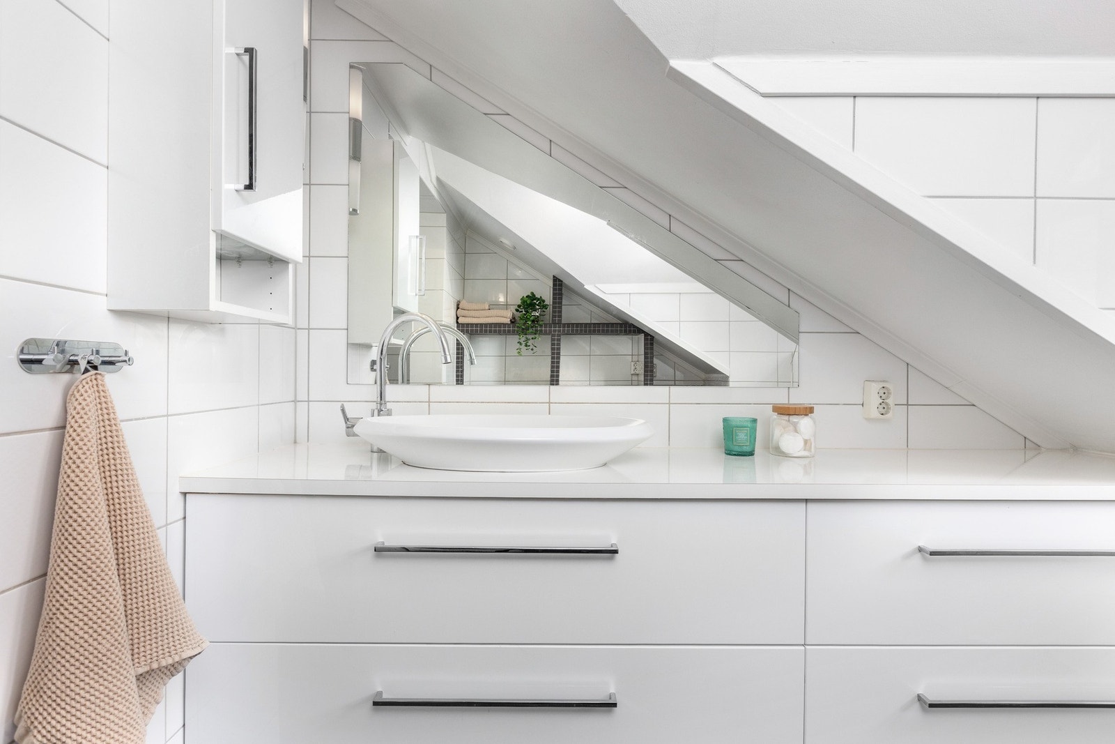Rommet er innredet med frittstående servant, vegghengt toalett, stor dusjnisje og opplegg for vaskemaskin. Galleribilde