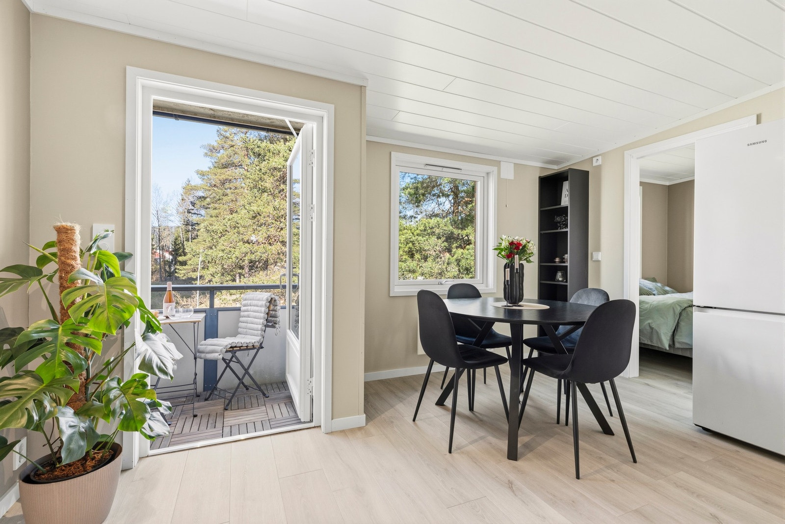 Planløsningen gjør det enkelt å møblere med både sofagruppe og spiseplass, og stuen fremstår som et naturlig samlingspunkt i leiligheten. Galleribilde