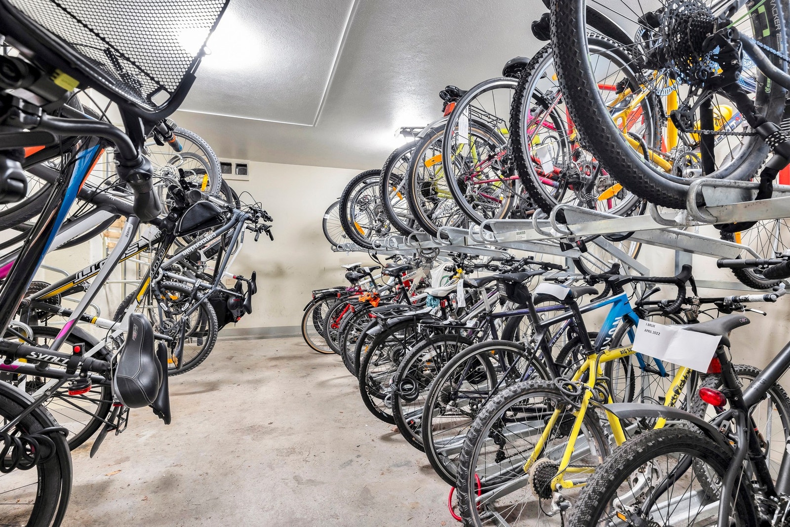 Sykkelparkering i borettslaget. Galleribilde