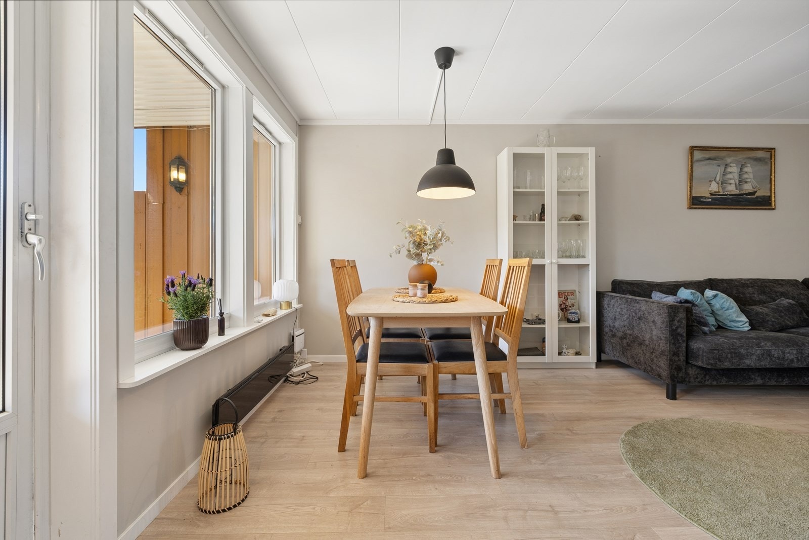 Spisestuen får en naturlig plassering i tilknytning kjøkkenet. Galleribilde