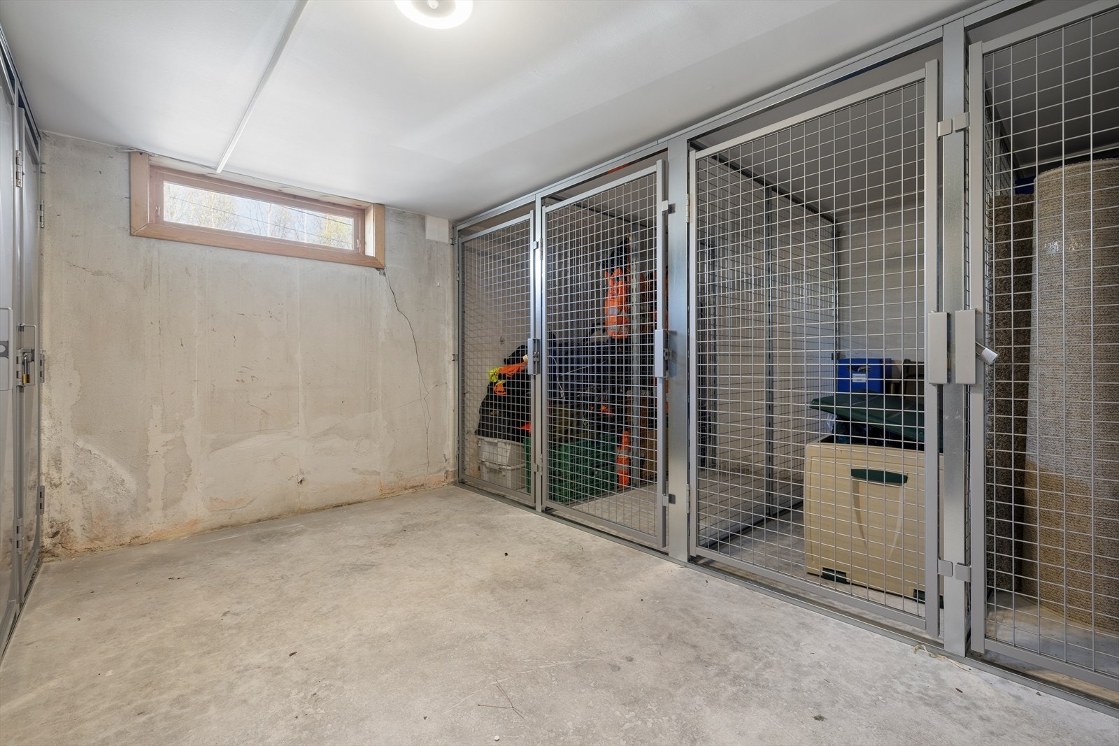 I kjeller medfølger det to boder, perfekt for oppbevaring av ting du ikke har behov for daglig. Galleribilde
