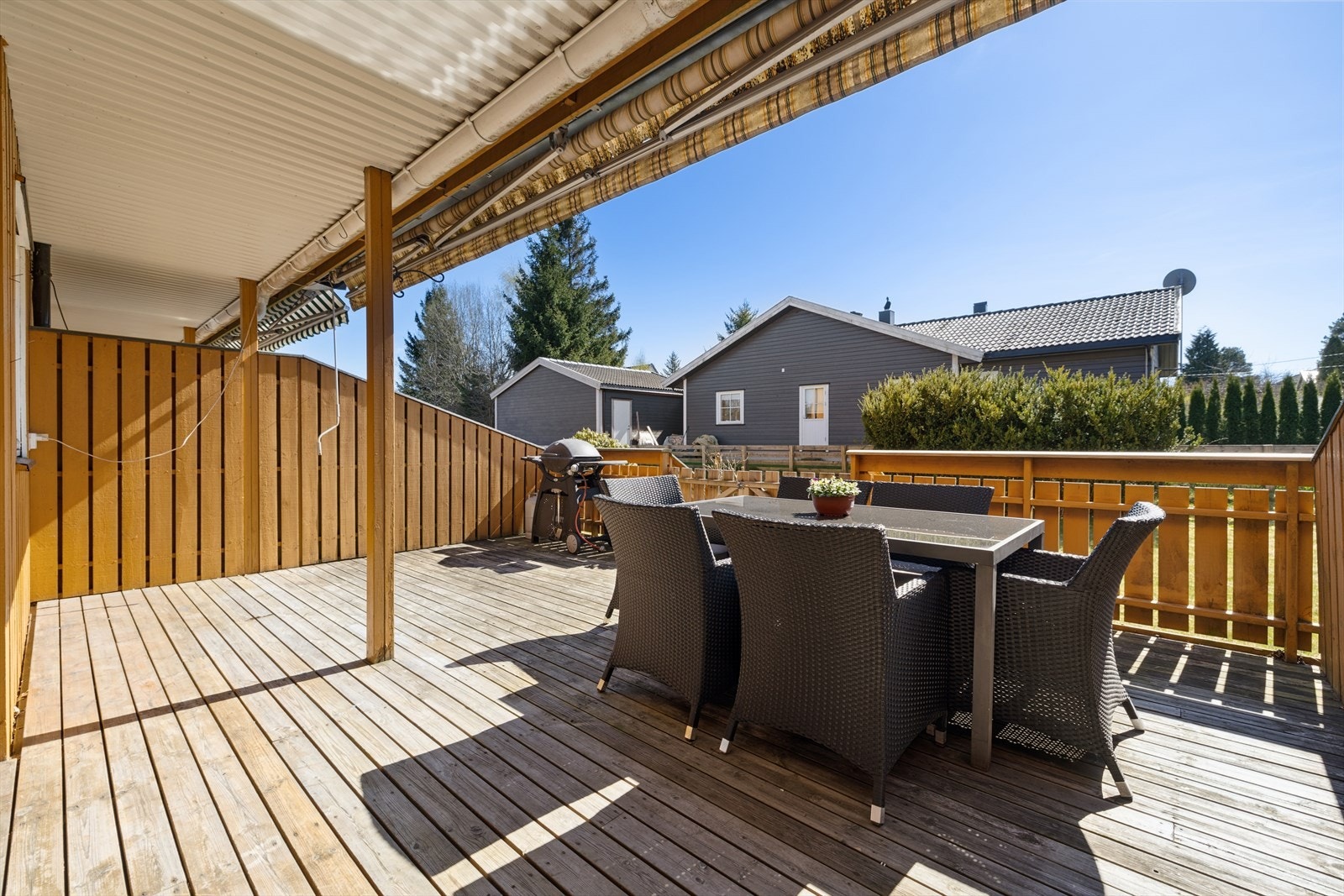 Bo i en innbydende 2-roms leilighet med stor solrik terrasse! Galleribilde