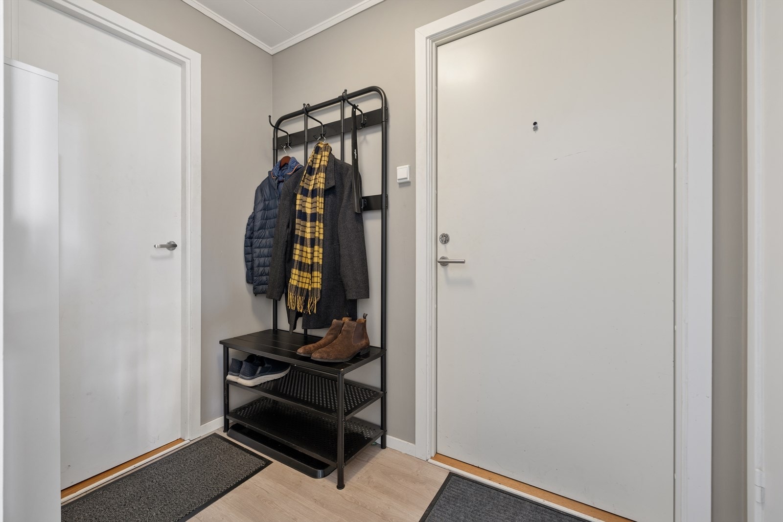 Velkommen inn! Innenfor døren møtes du av en lys entre. Døren til venstre på bildet leder inn til en praktisk bod. Galleribilde