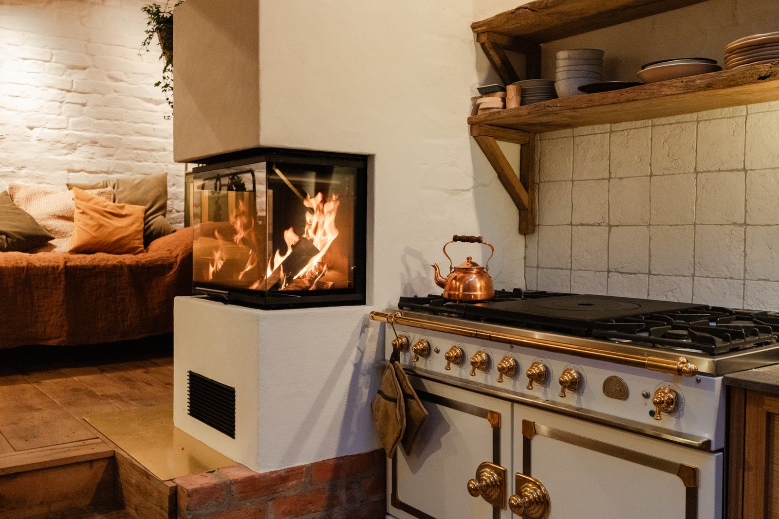 Lun og moderne peisovn tilfører rommet rikelig med varme og hygge. Galleribilde