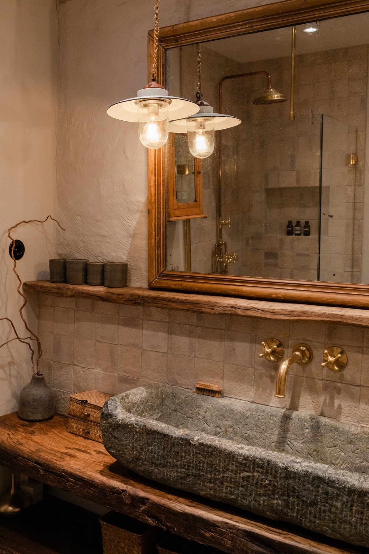 Rommet har delvis flissatte vegger og flislagt gulv med termostatstyrte varmekabler, og innredningen gir badet et påkostet og helhetlig uttrykk. Galleribilde