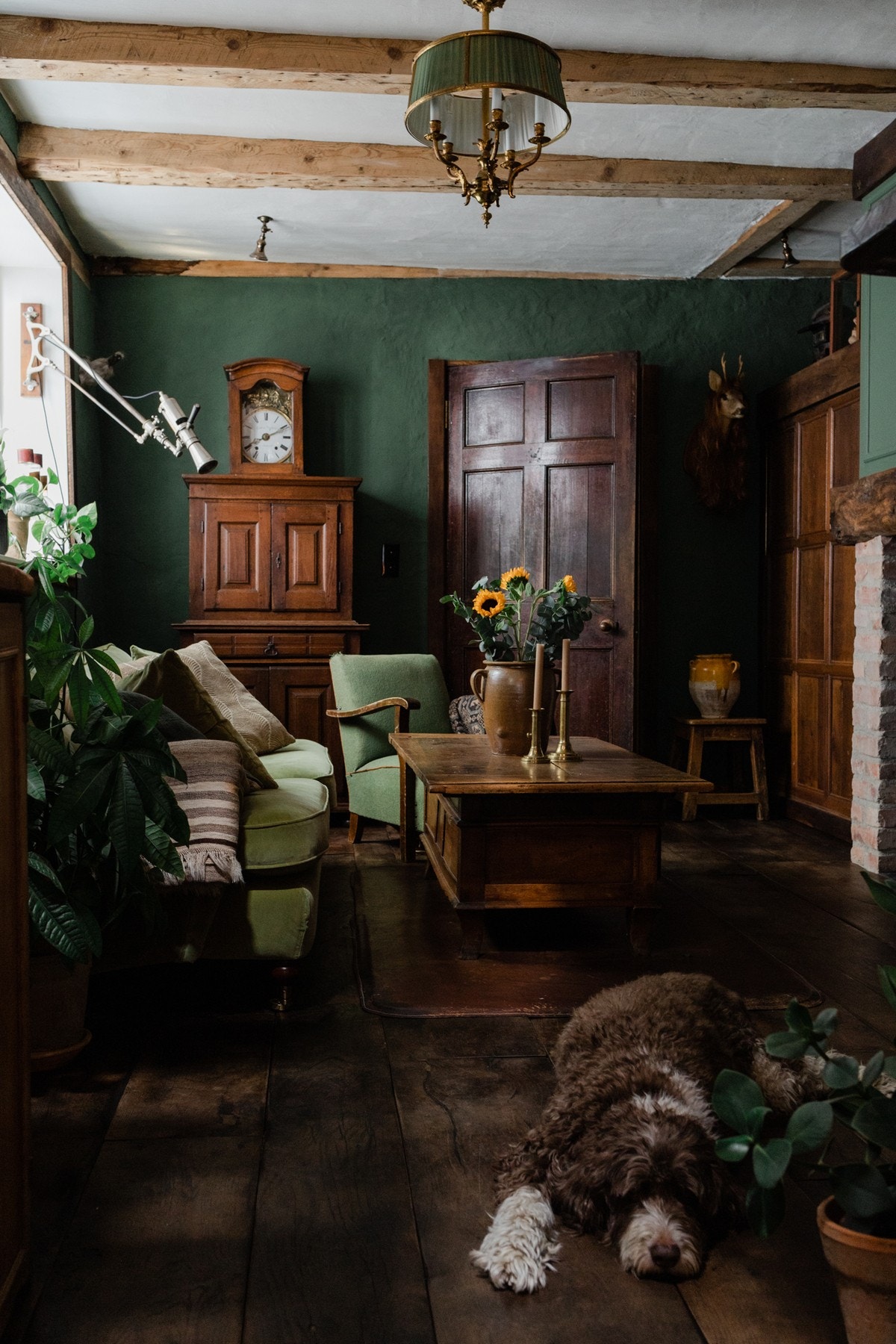 1. etg byr på en lun stue med en rekke klassiske detaljer. Galleribilde