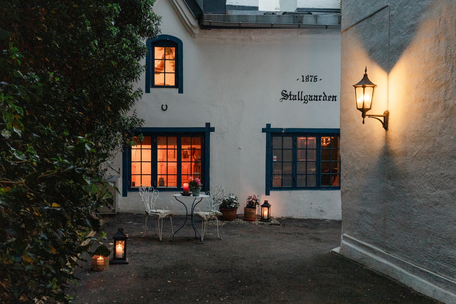 Tilbaketrukket hus med egen inngang i stille gårdsrom midt i Oslo sentrum. Galleribilde