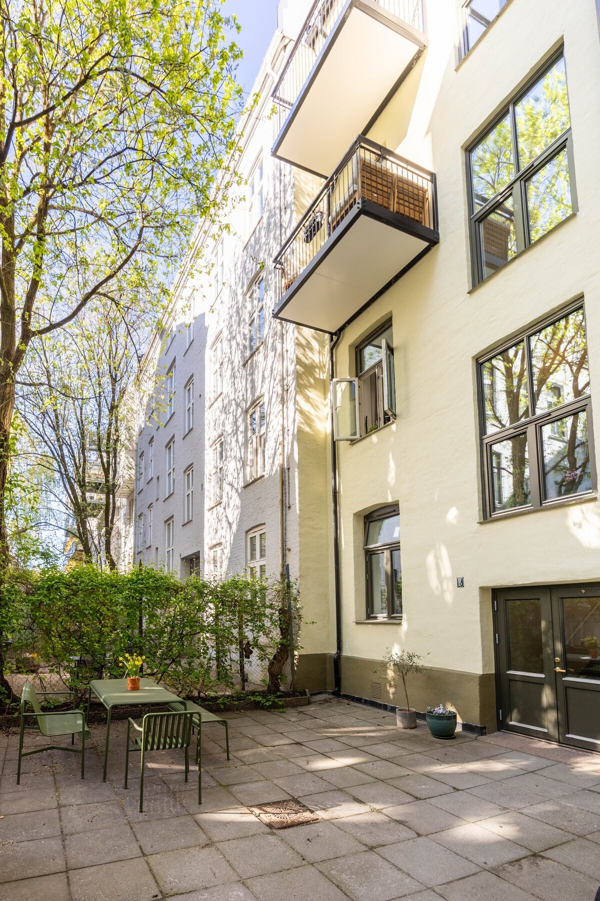 Inngang til leiligheten via indre gårdsrom Galleribilde