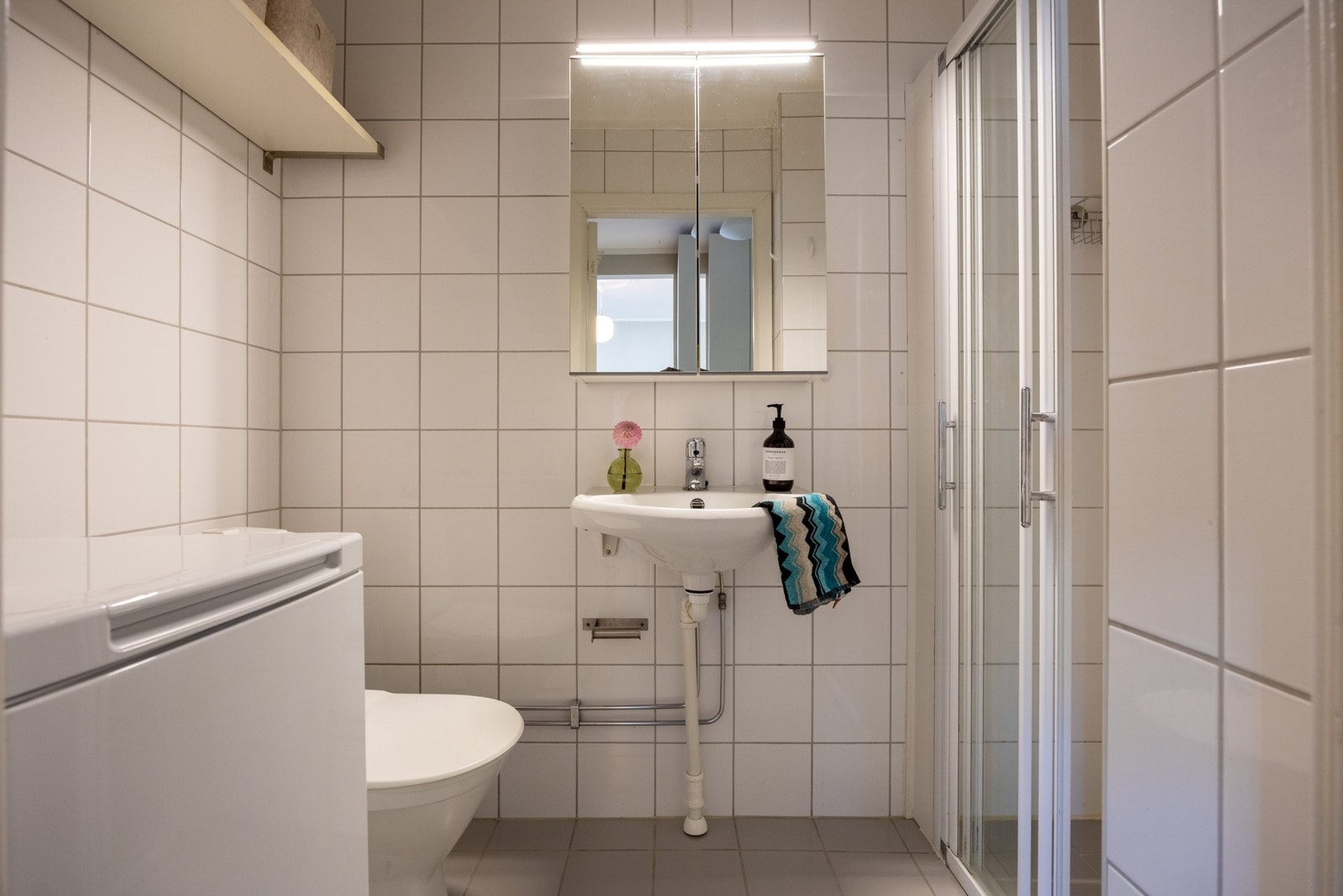 Pent baderom med opplegg for vaskemaskin. Badet ble rehabilitert i 2004 samtidig som bygården også ble pusset opp Galleribilde
