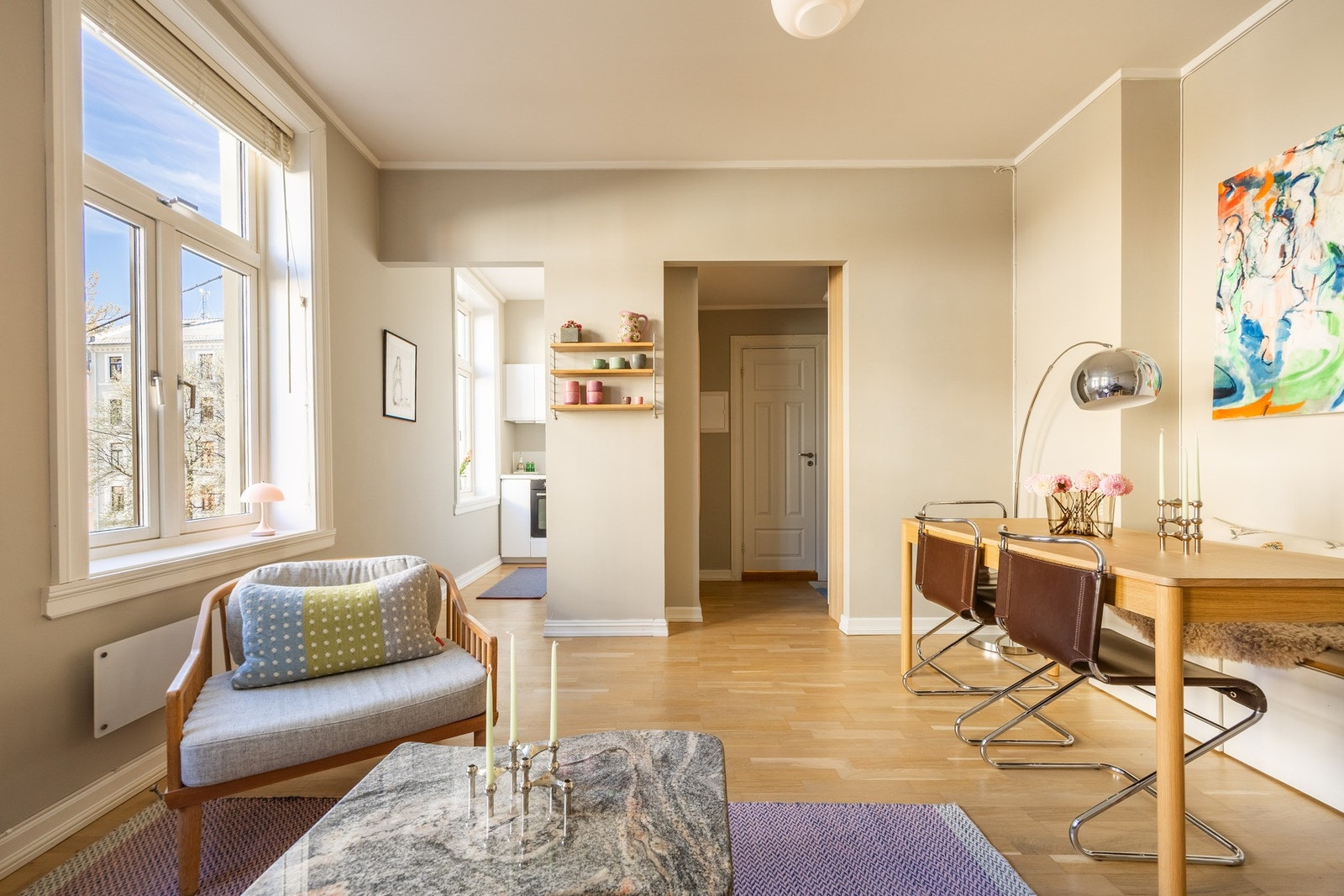 Nydelig lysinnslipp fra flere vindusflater Galleribilde