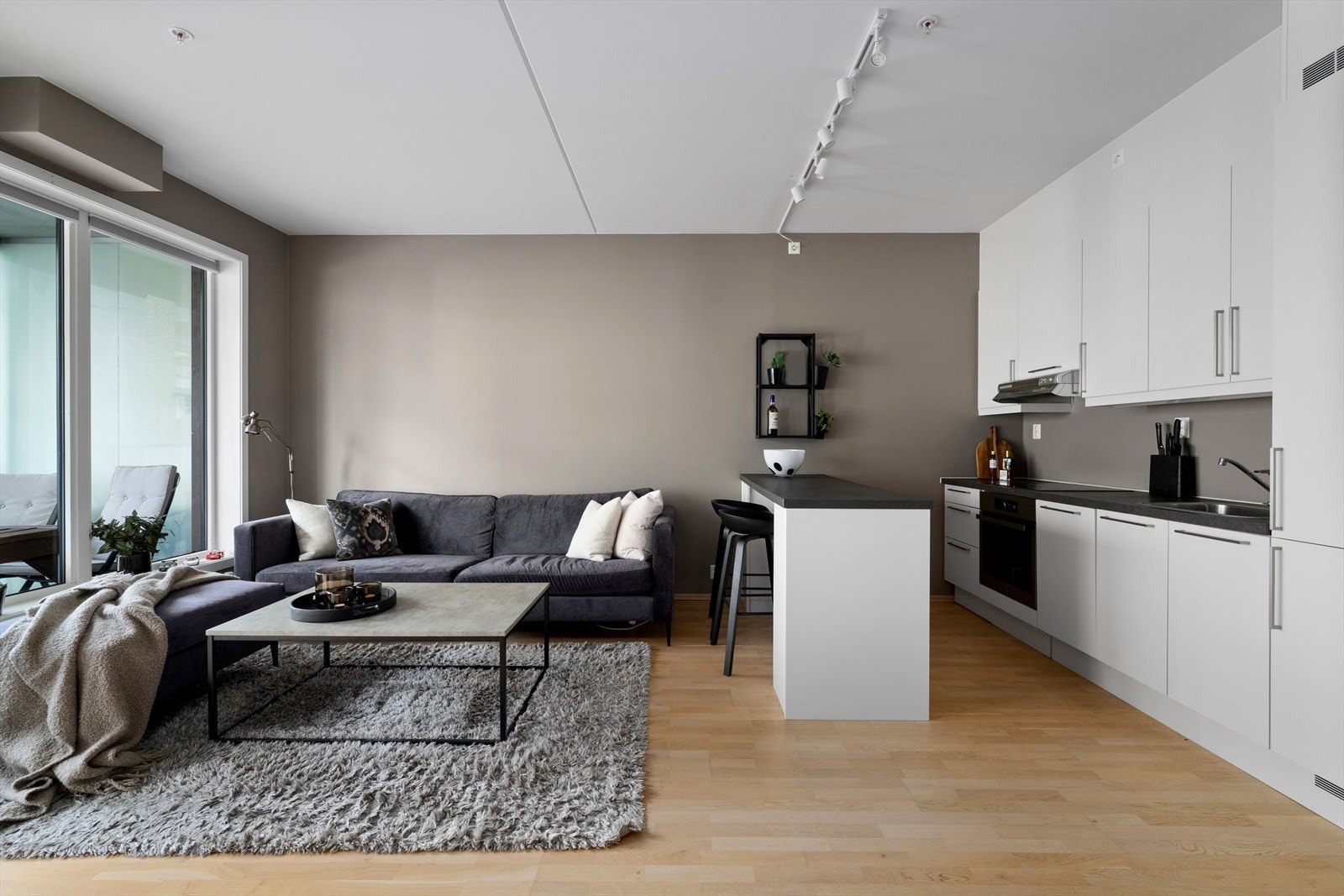 Flott 2-roms leilighet i 4. etasje m/ balkong & walk-in closet | Heis | Privat kjellerbod | Sentral Beliggenhet Galleribilde