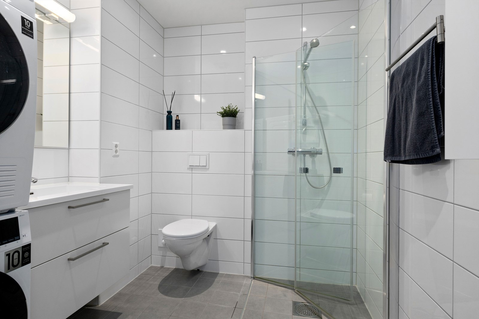 Badet fra byggeår har flislagte gulv og vegger, og malt himling. Galleribilde