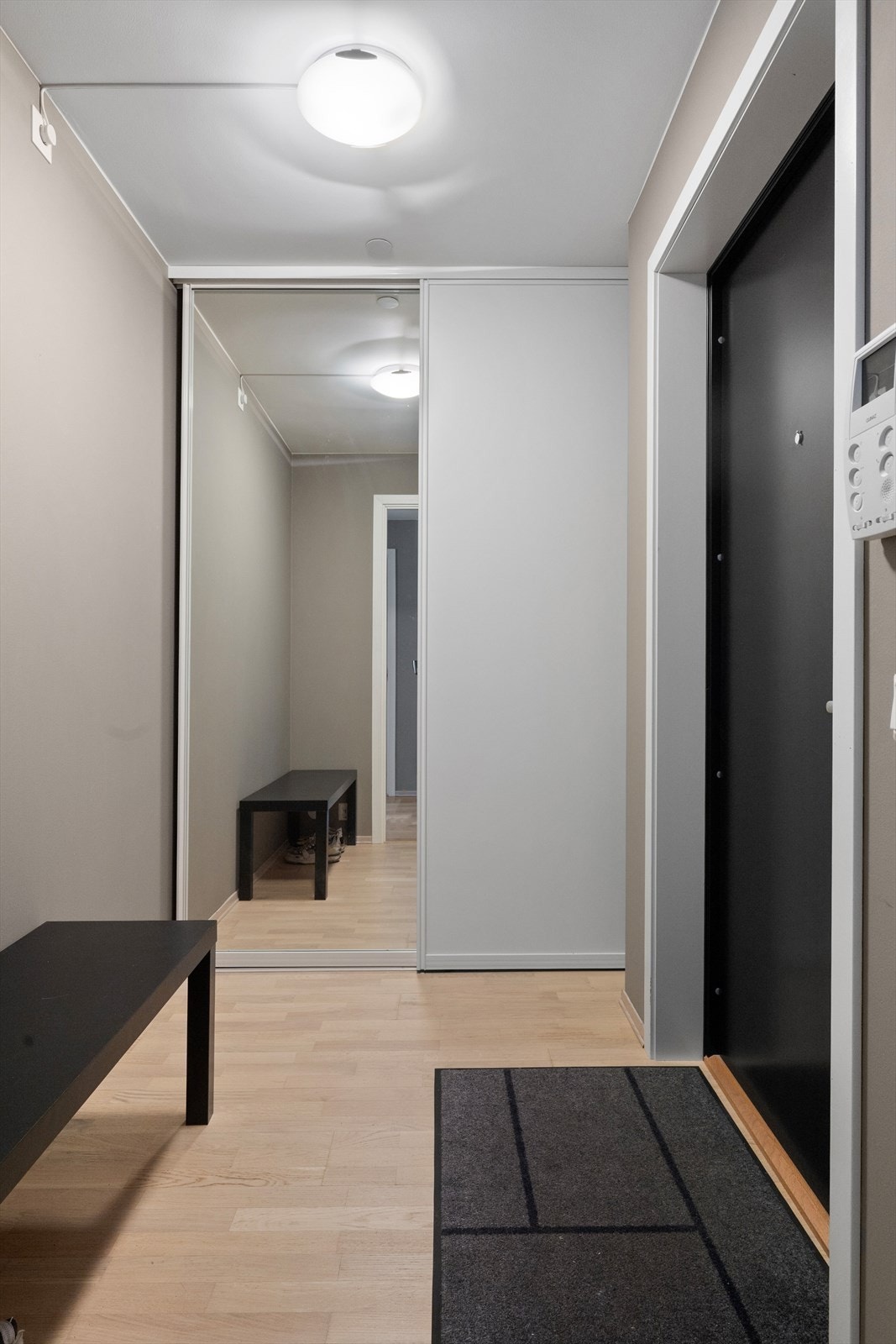 Leiligheten har en hyggelig entré med praktisk skyvedørsgarderobe og god plass til både ekstra benk og oppbevaring av yttertøy og sko. Galleribilde