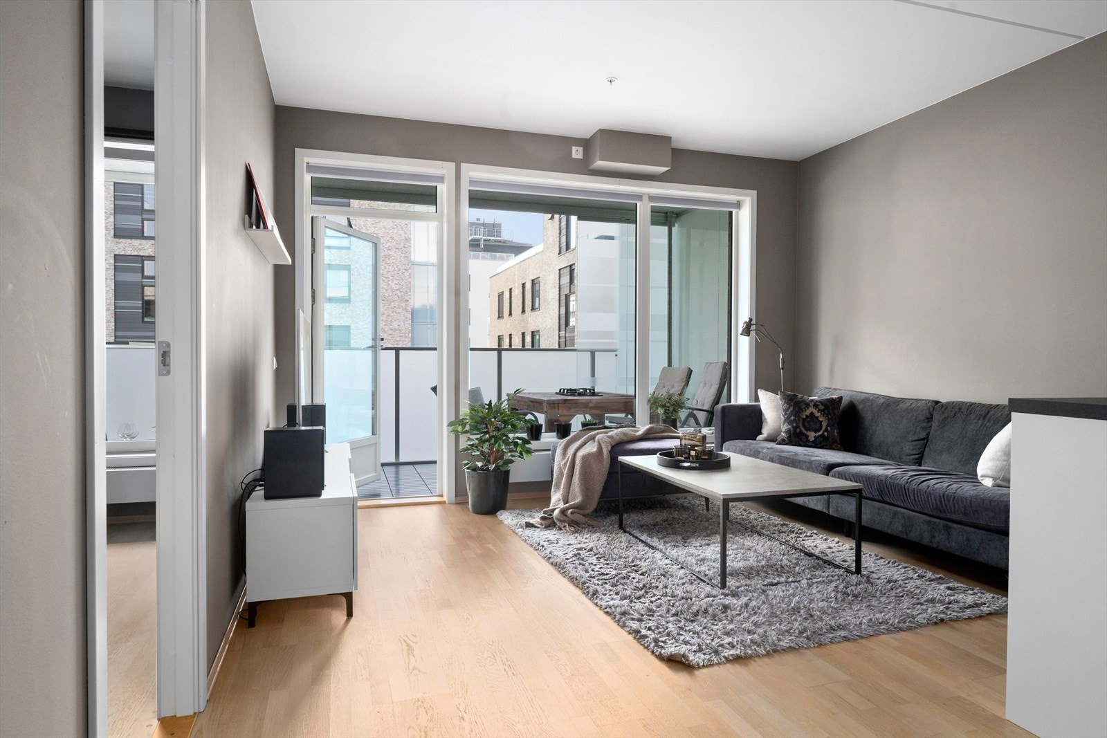 Leiligheten byr på en innbydende stue med plass til sofagruppe og øvrig møblement. Galleribilde