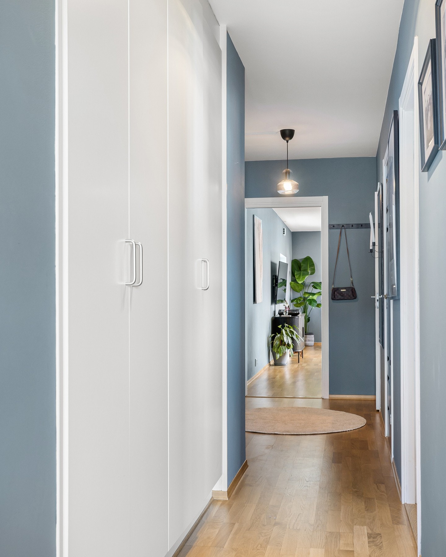 Her møtes du av en innbydende entré med god plass til oppbevaring. Her er det innebygde skap som bidrar til gode løsninger. Galleribilde