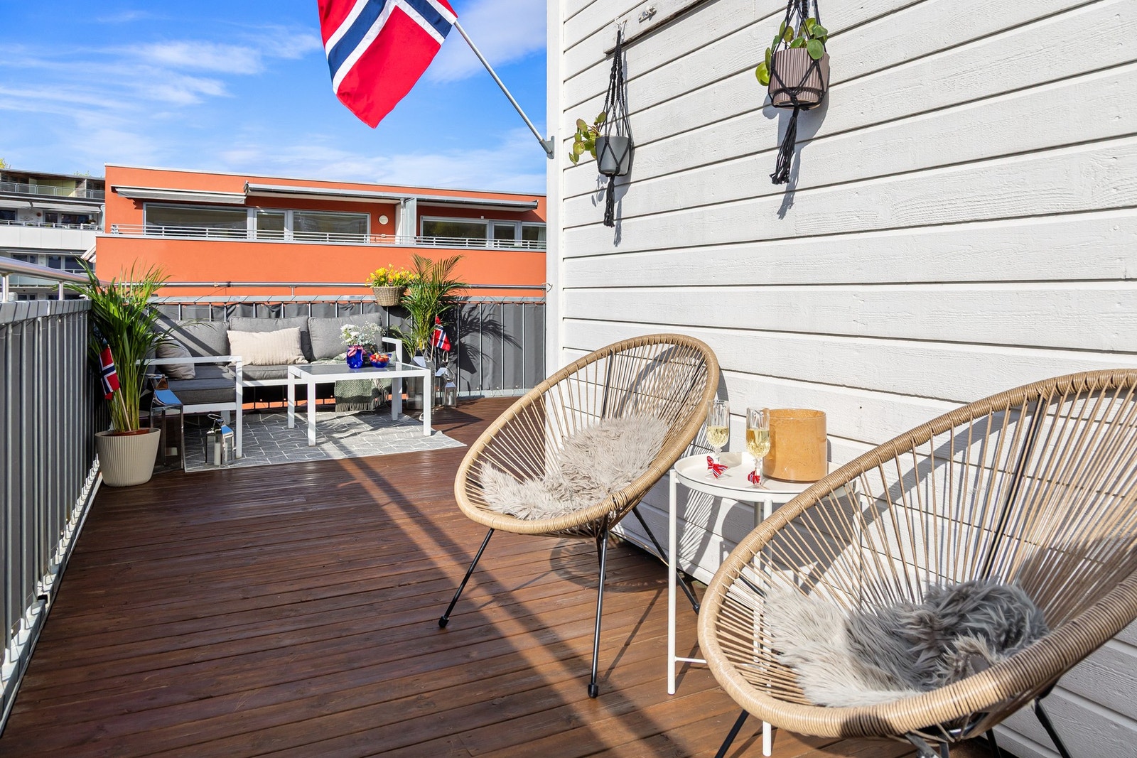 På solfylte sommerdager er det sol på takterrassen i deler av eller på hele terrassen fra solen står opp til solen går ned. Galleribilde
