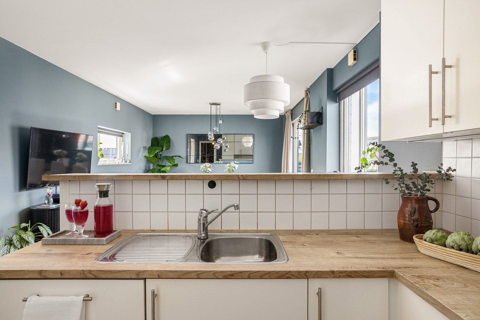 Det fine og tidløse kjøkkenet har rikelig med både benke- og skapplass. Galleribilde