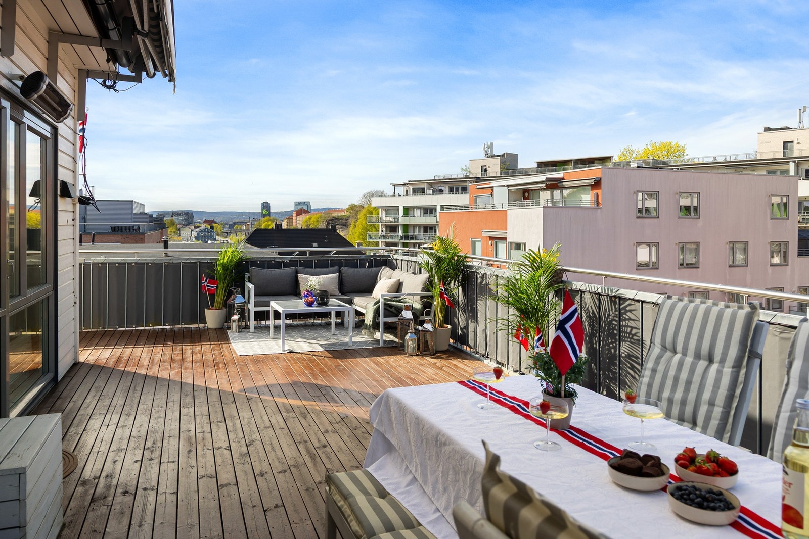 Takterrassen oppleves som en forlengelse av stuen store deler av året. Her er det god plass for ulike møbleringer og soner. Galleribilde