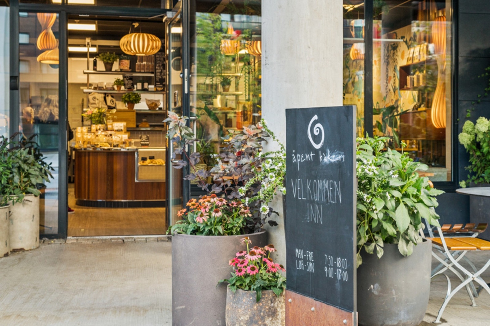 Den koselige nabolagskafeen Åpent bakeri som byr på et rikt utvalg med kaffe fra eget brenneri og deilig bakeverk. Galleribilde