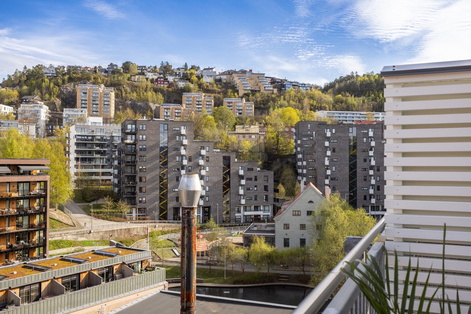 Her kan du nyte en kaffekopp i morgensolen og med utsikt mot Ekebergåsen. Galleribilde