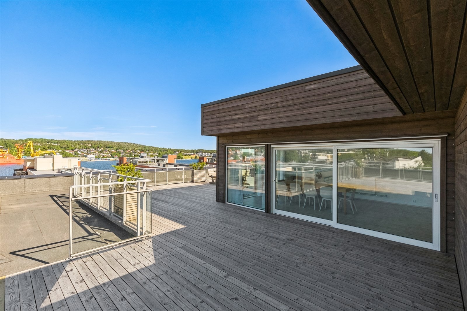 Stor takterrasse for sosiale sammenkomster. Galleribilde