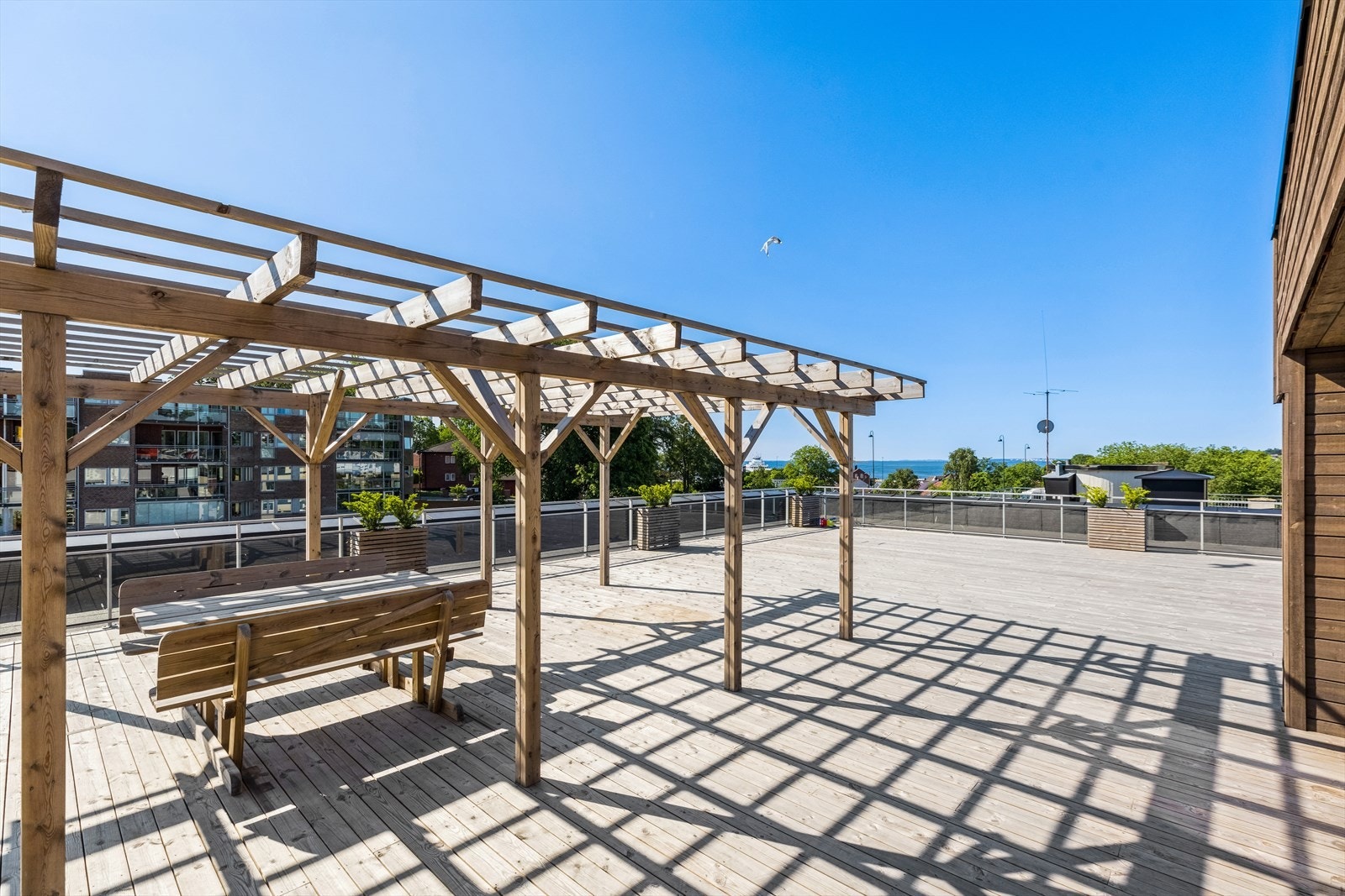 Takterrasse med pergola gir skygge og stil. Galleribilde