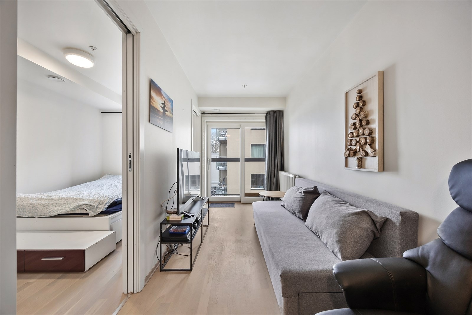 Stue med naturlig belysning og plass til underholdning. Galleribilde