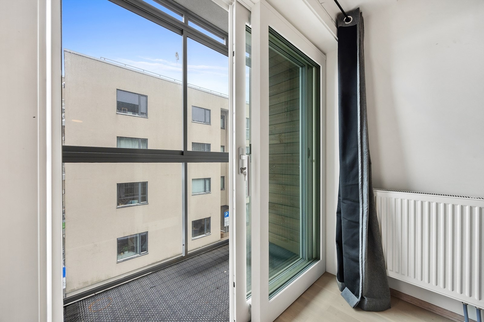 Skyvedør ut til innglasset balkong. Galleribilde