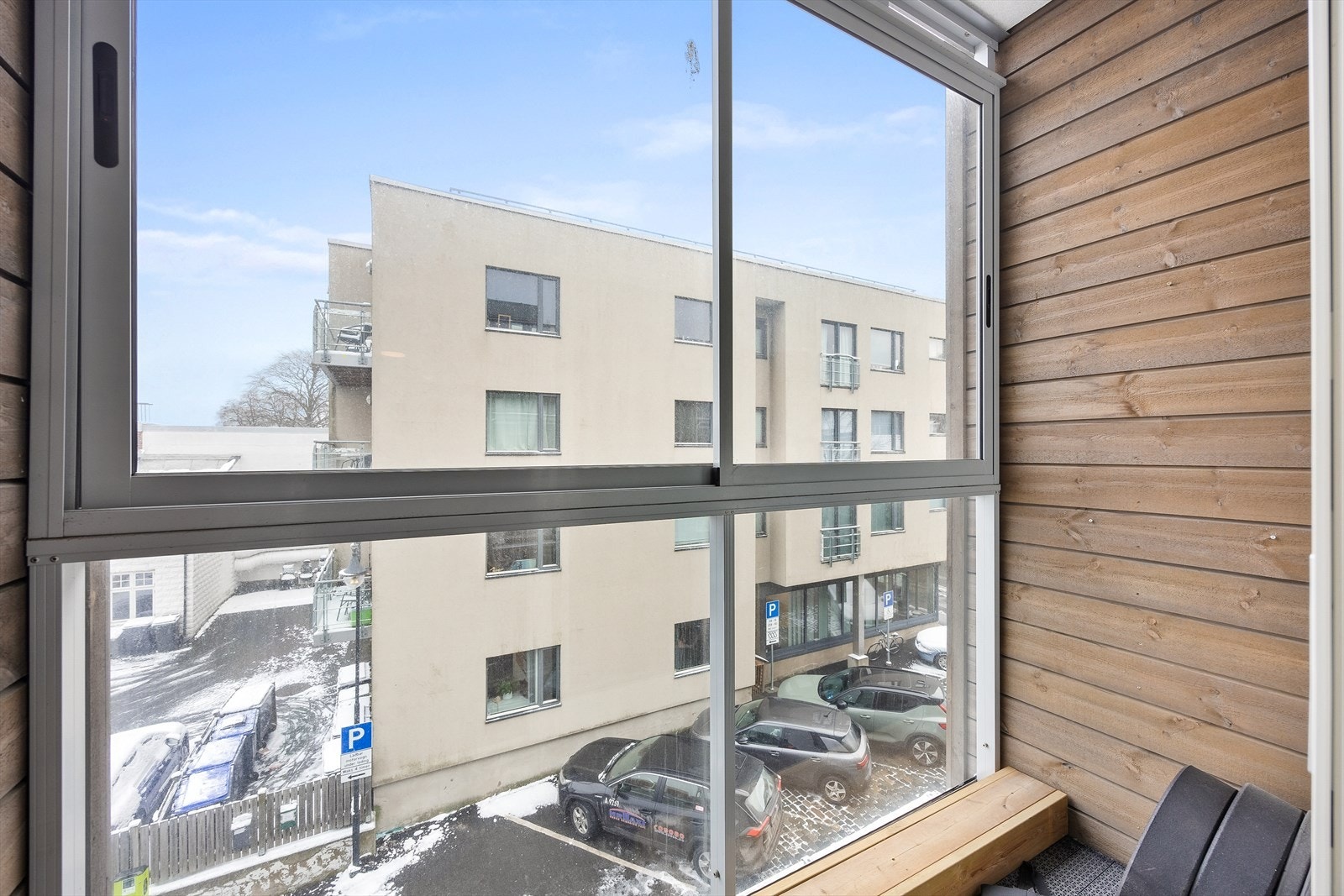 Innglasset balkong gir ekstra rom for avslapning. Galleribilde