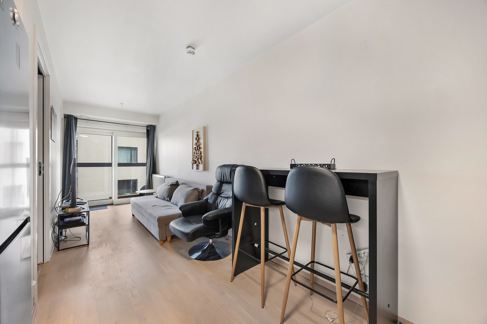 Stue med enkel tilgang til balkong. Galleribilde