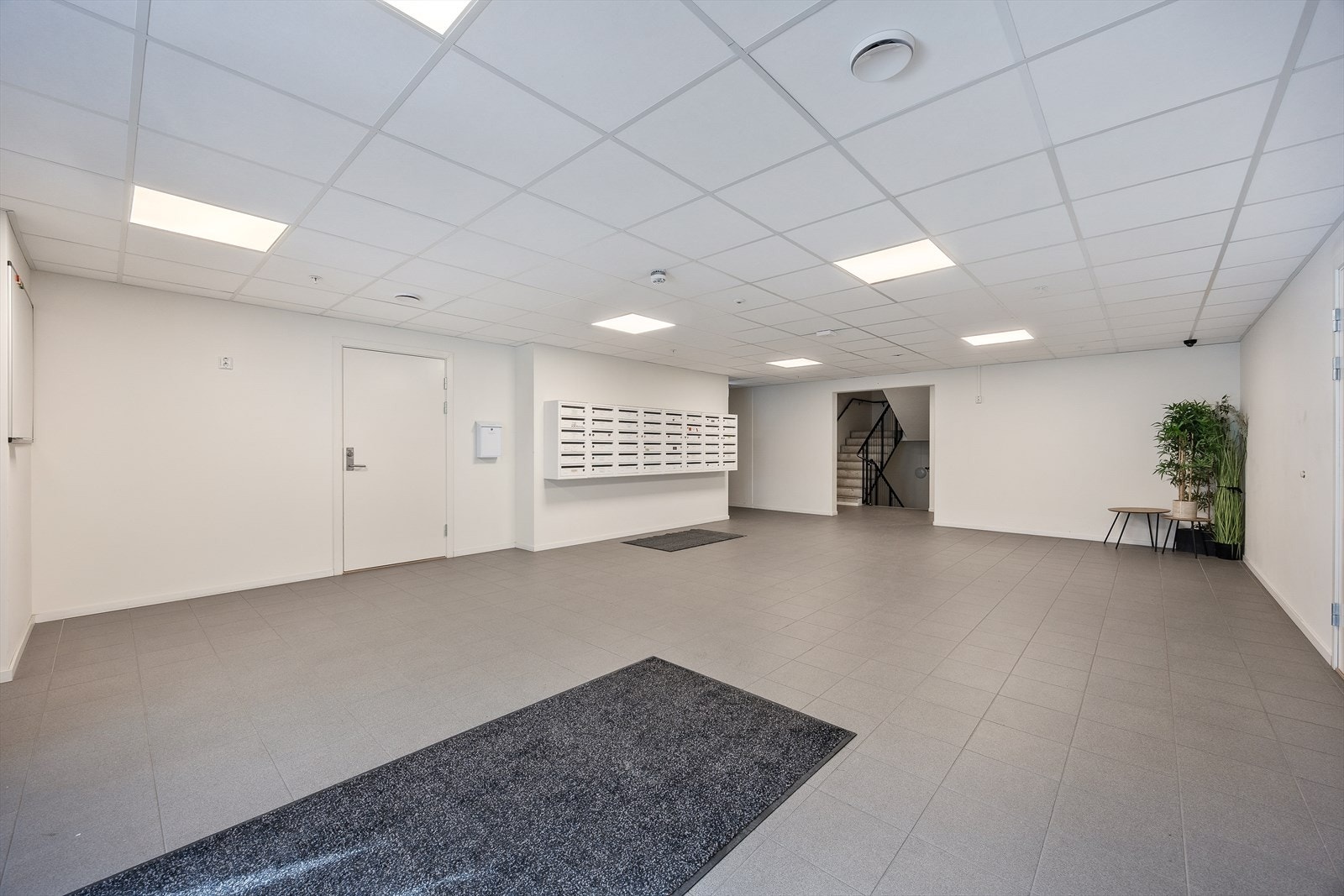 Innbydende fellesareal med postkasser. Galleribilde