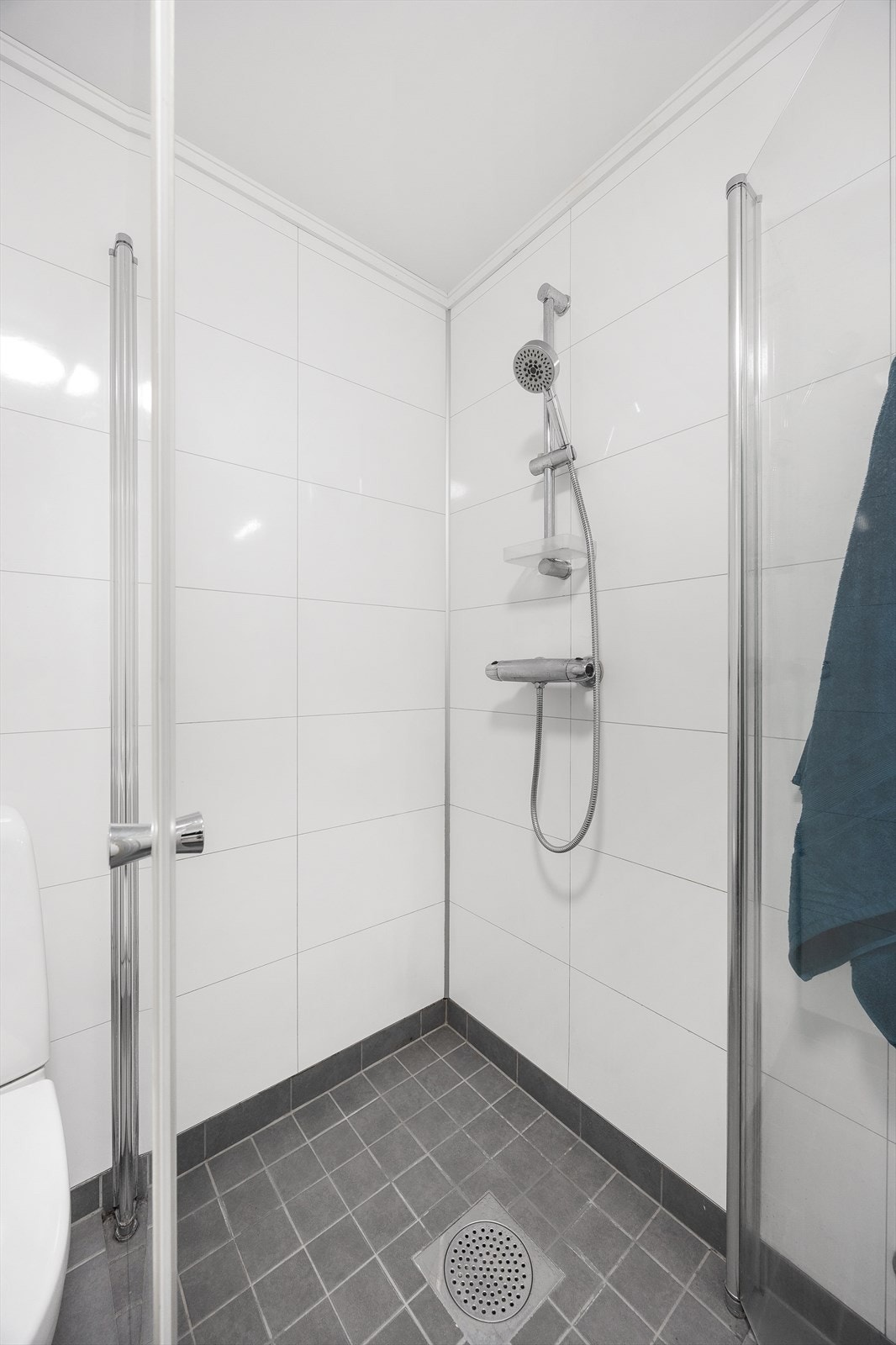 Flislagt dusj med moderne armatur. Galleribilde