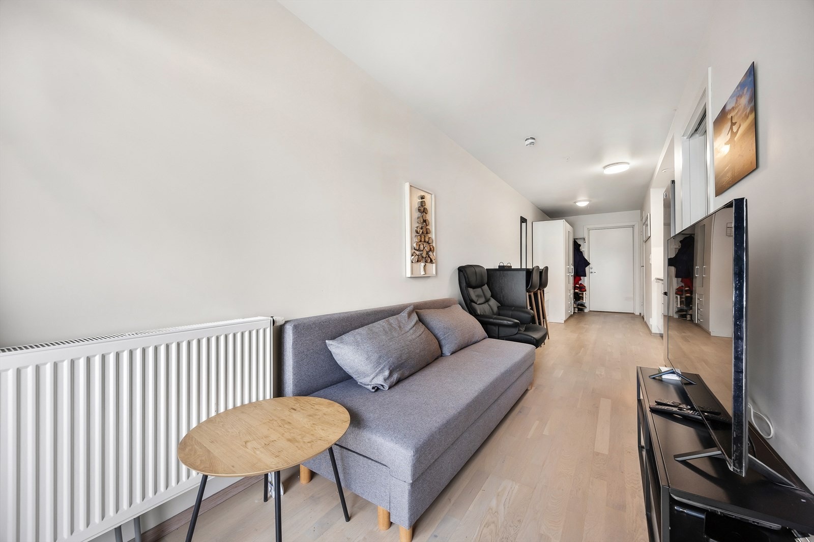 Koselig stue med plass til både sofa og TV. Galleribilde