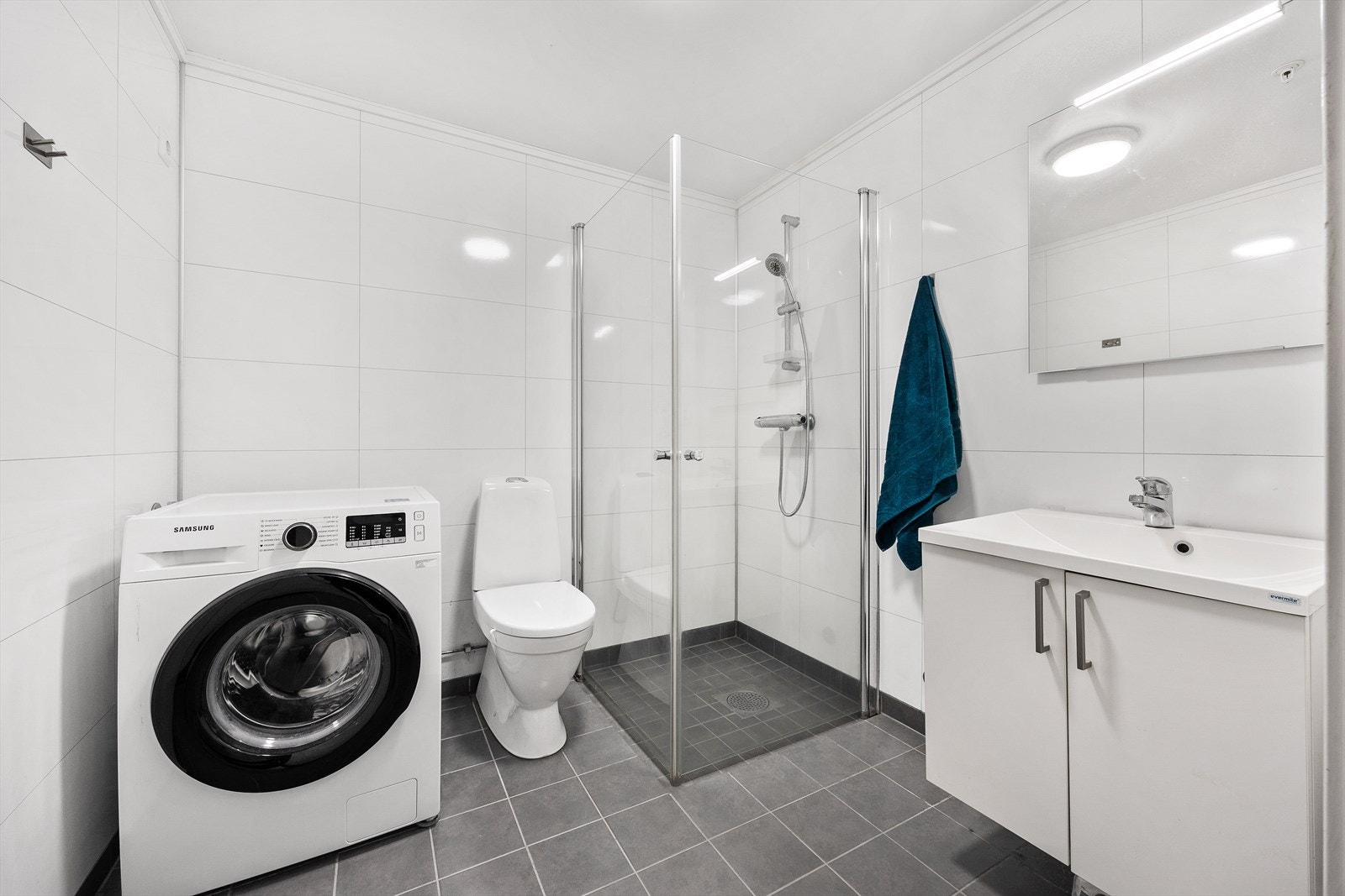 Badet inkluderer vaskemaskin for bekvemmelighet. Galleribilde