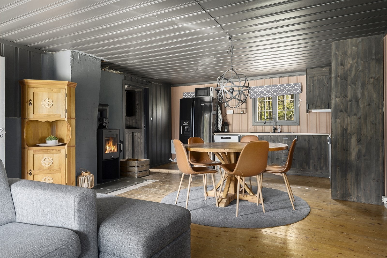 Lys stue som har god plass til spise og sofagruppe. Galleribilde