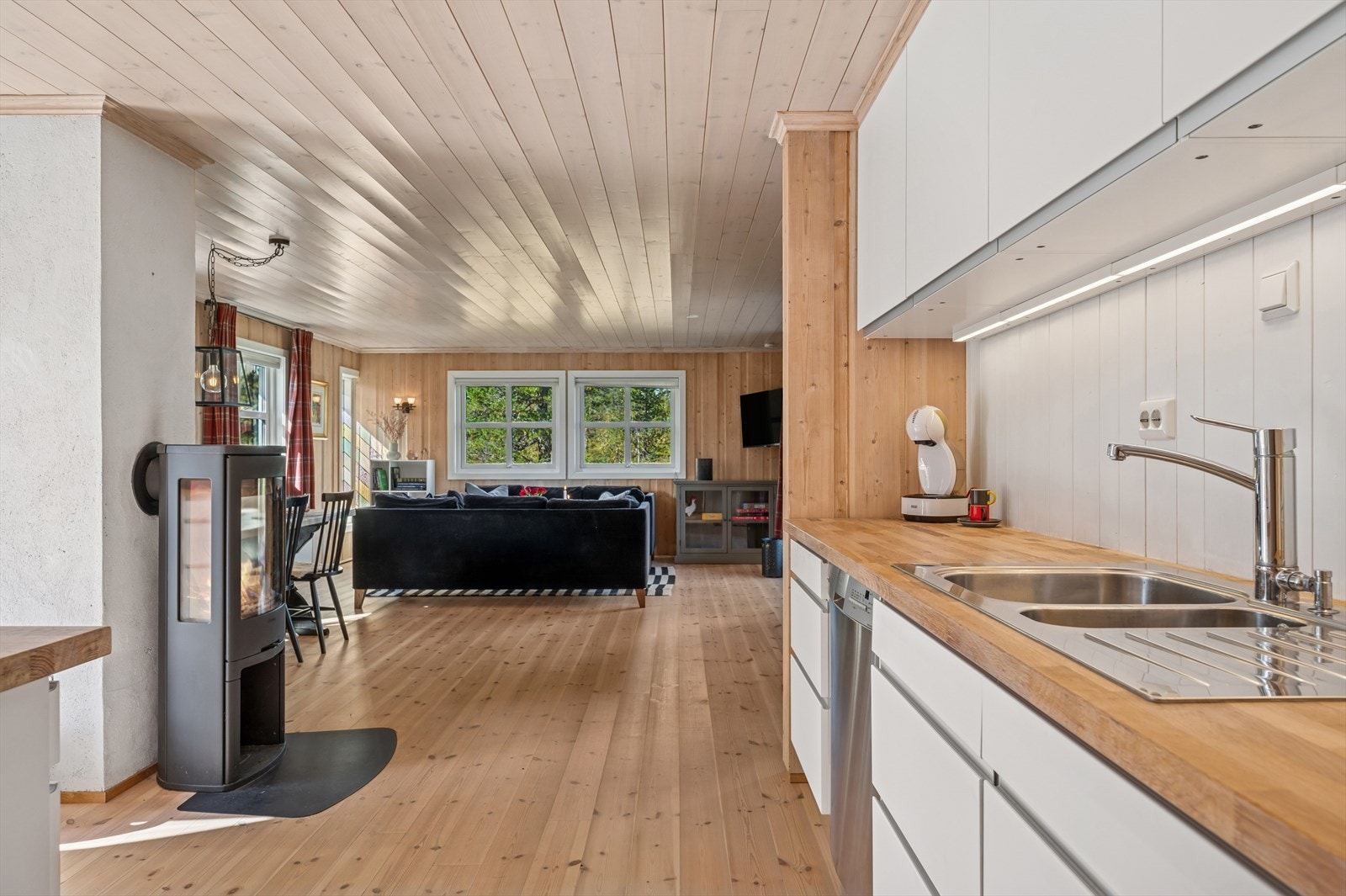 Delvis åpen stue- og kjøkkenløsning skaper en luftig og sosial atmosfære, hvor du enkelt kan være sammen med familie og gjester mens du lager mat. Galleribilde