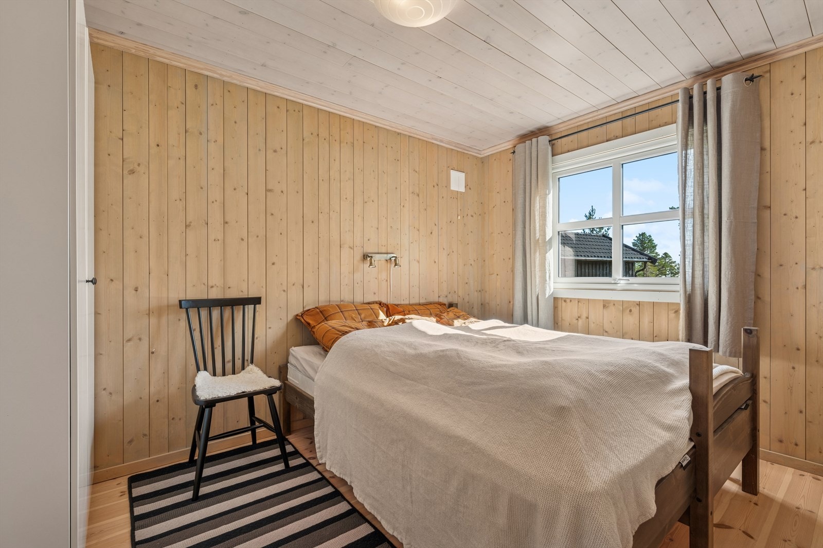 Boligen kan tilby 3 koselige soverom. Rommene har en lun og innbydende atmosfære som virkelig gir den gode hyttefølelsen. Galleribilde