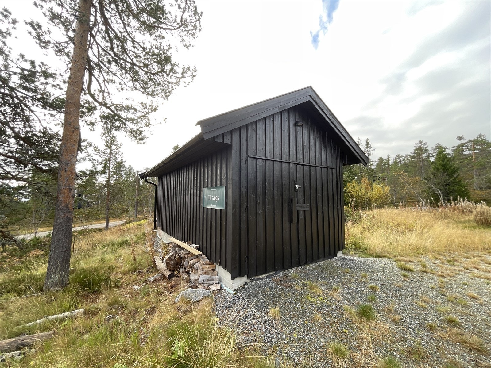 På eiendommen finner du også en praktisk garasje som gir deg rikelig med lagringsplass til ... Galleribilde