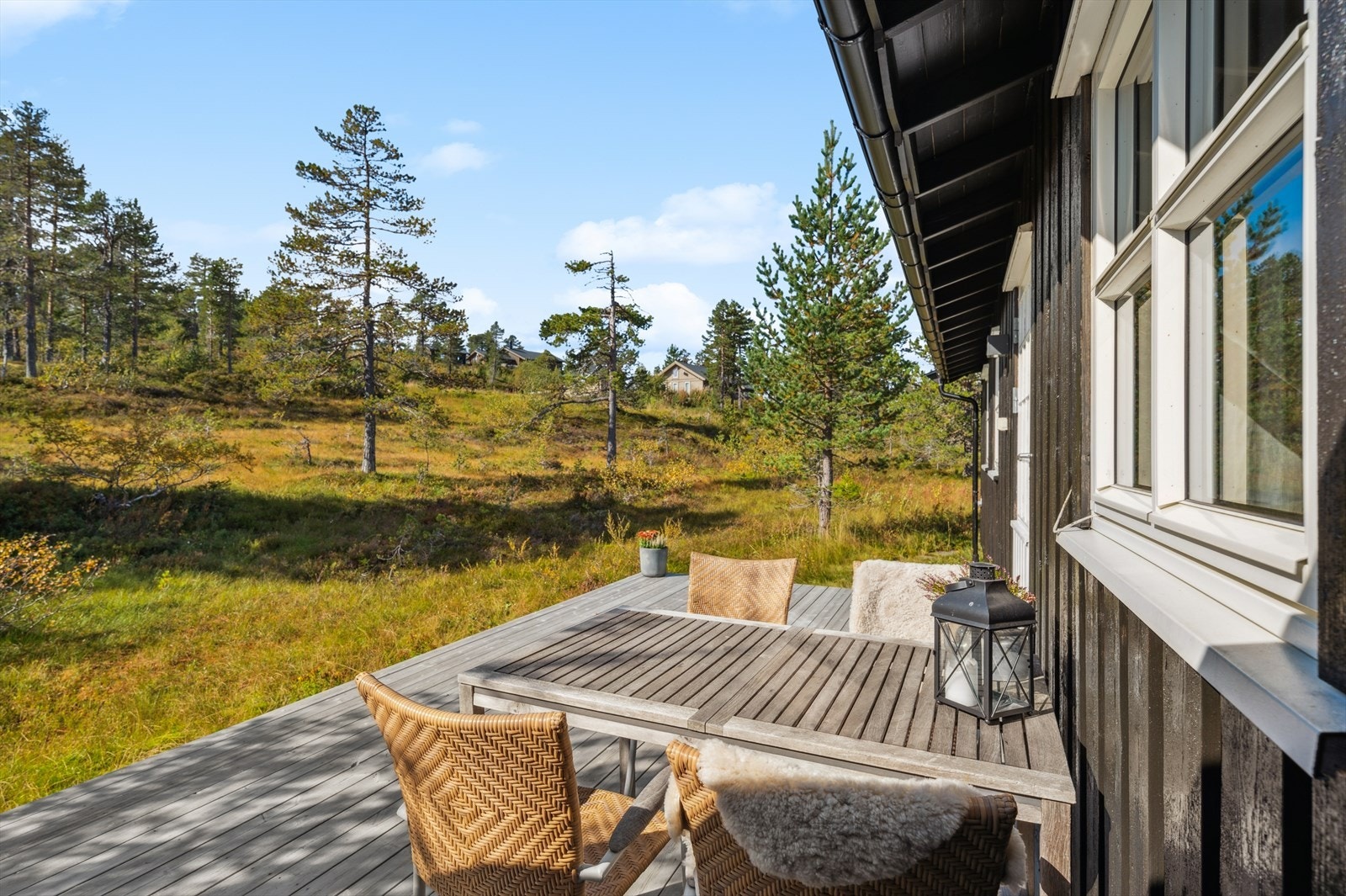 Rundt hytten ligger vakker natur og solrike uteplasser som gir ro, gode måltider ute og ekte hyttefølelse hele dagen. Galleribilde