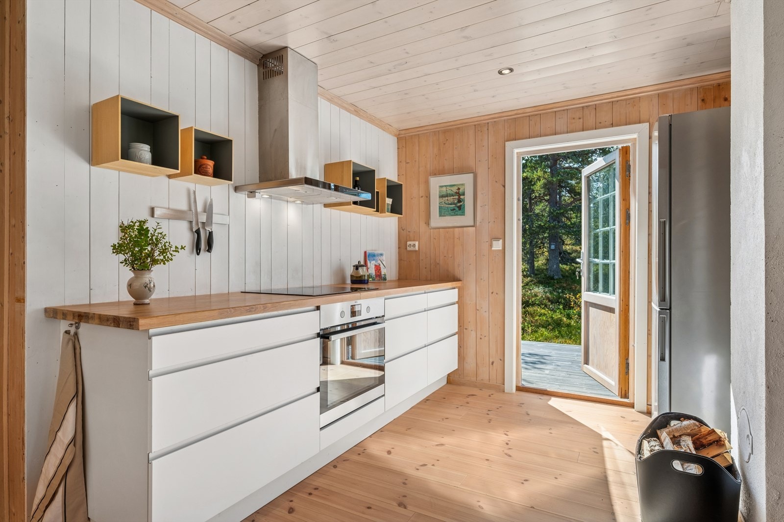 Lekkert kjøkken med rikelig skap- og benkeplass. Fra kjøkkenet er det utgang til vestvendt terrasse... Galleribilde