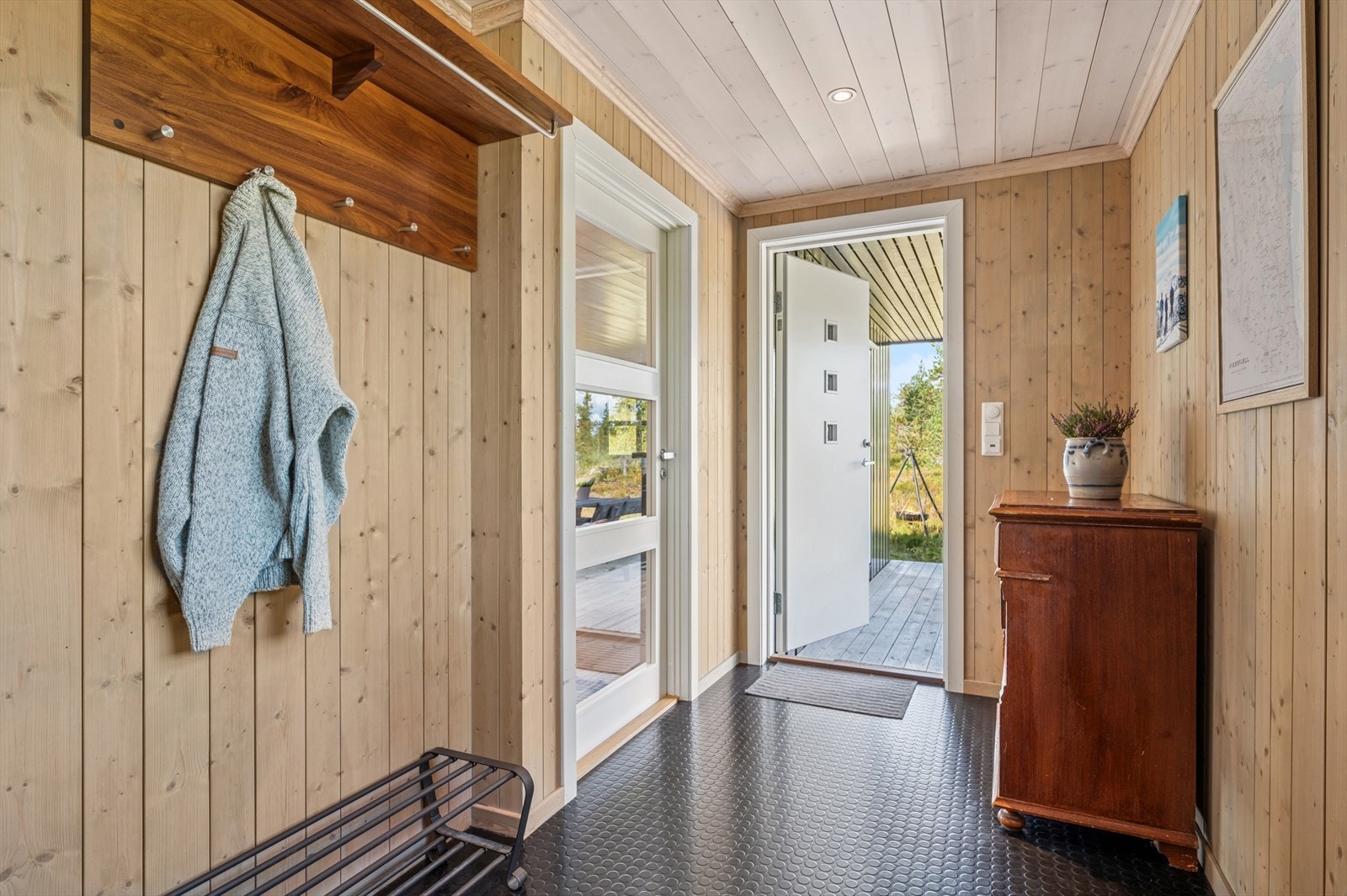 Velkommen inn! Romslig gang / entrê med plass til å sette fra sko og henge fra seg ytterklær. Galleribilde