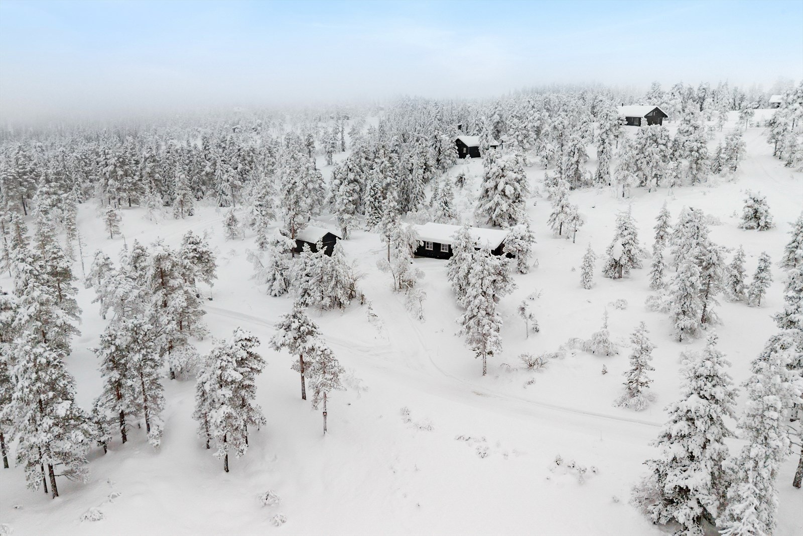 Tomten er pent opparbeidet og lett tilgjengelig med bil gjennom hele året. Her kan du få måkt gårdsplass og kan gå rett inn i hytten selv på de mest snørike vinterdagene. Galleribilde