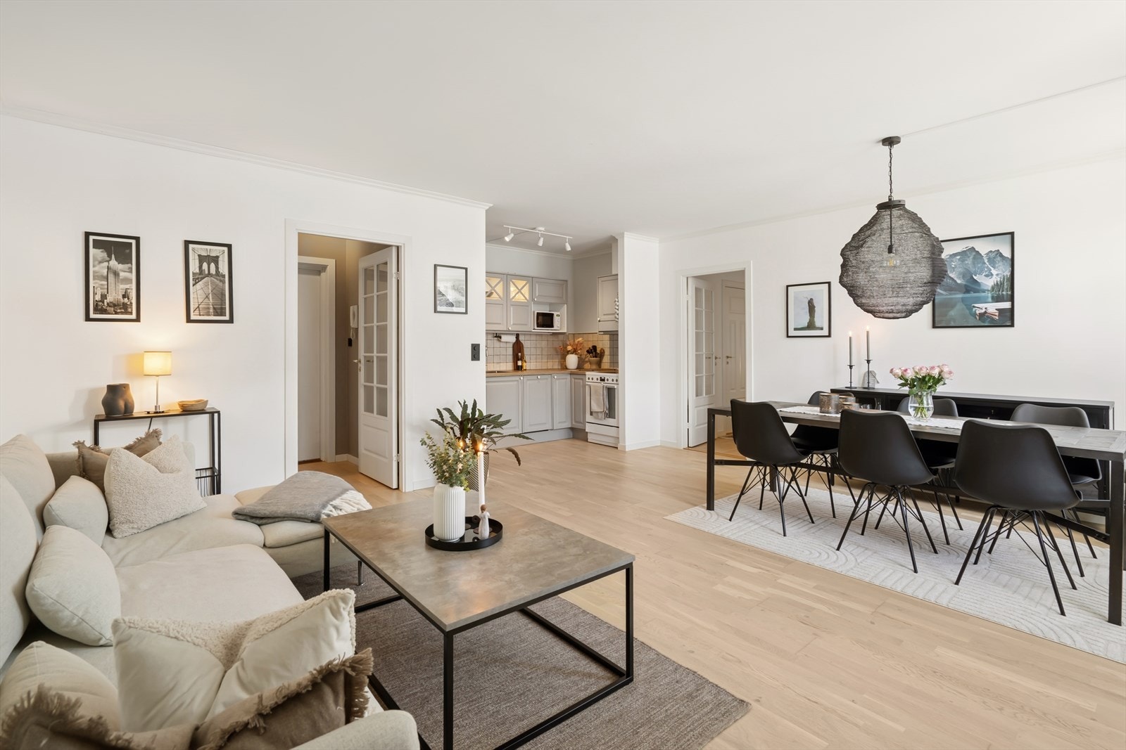 Leiligheten fremstår lys og innbydende Galleribilde