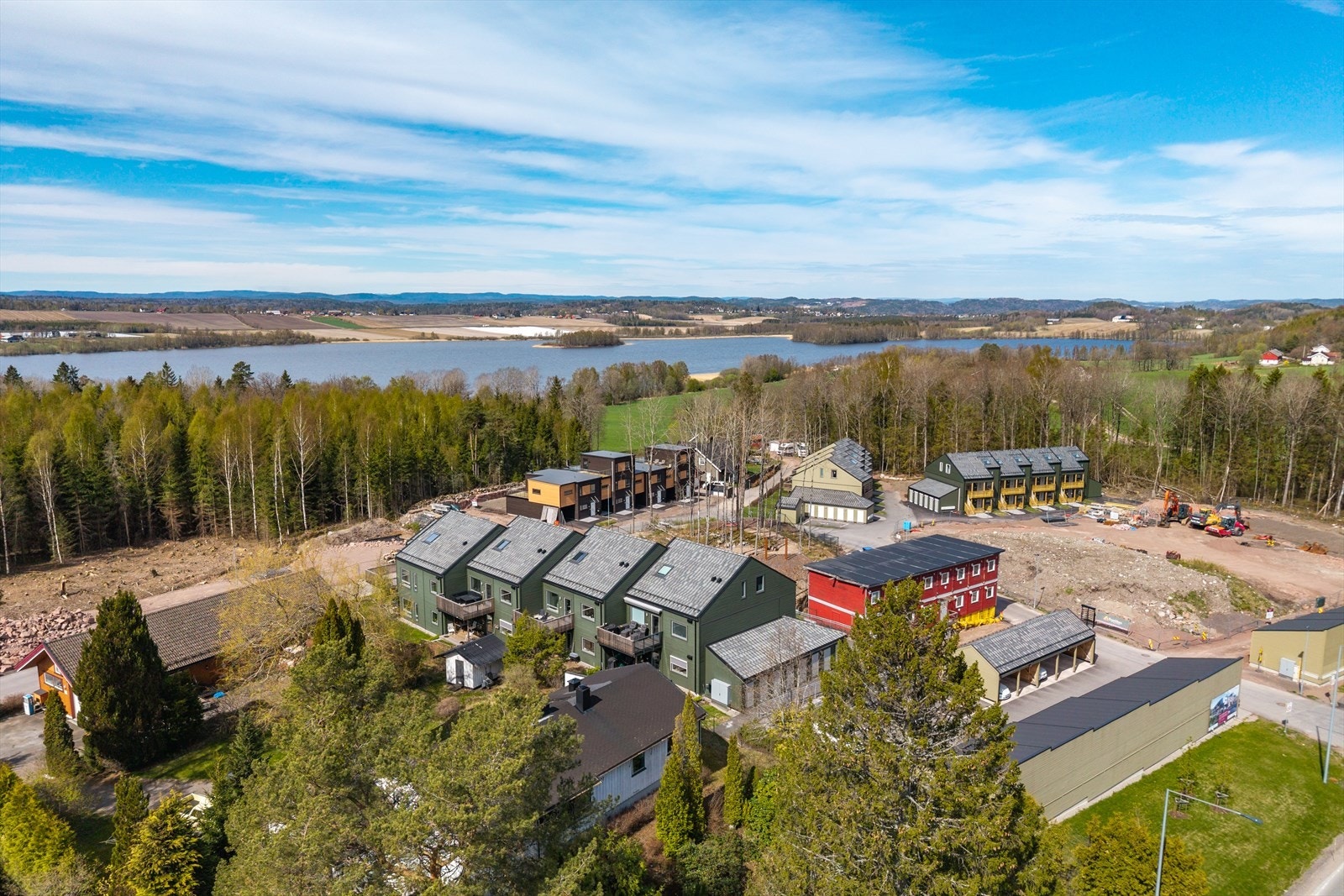 Her bor du i et rolig, trygt og naturskjønt nabolag med kort vei til både sjøen, marka og flere servicetilbud. Galleribilde