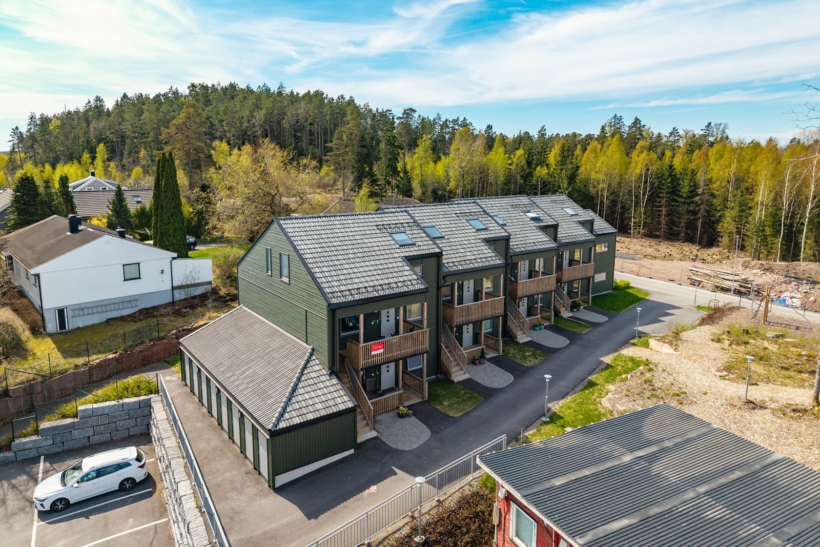 Området er kjent for sitt gode bomiljø, med hyggelige naboer og en lun atmosfære som passer både barnefamilier, par og godt voksne som ønsker et fredelig sted å bo. Galleribilde