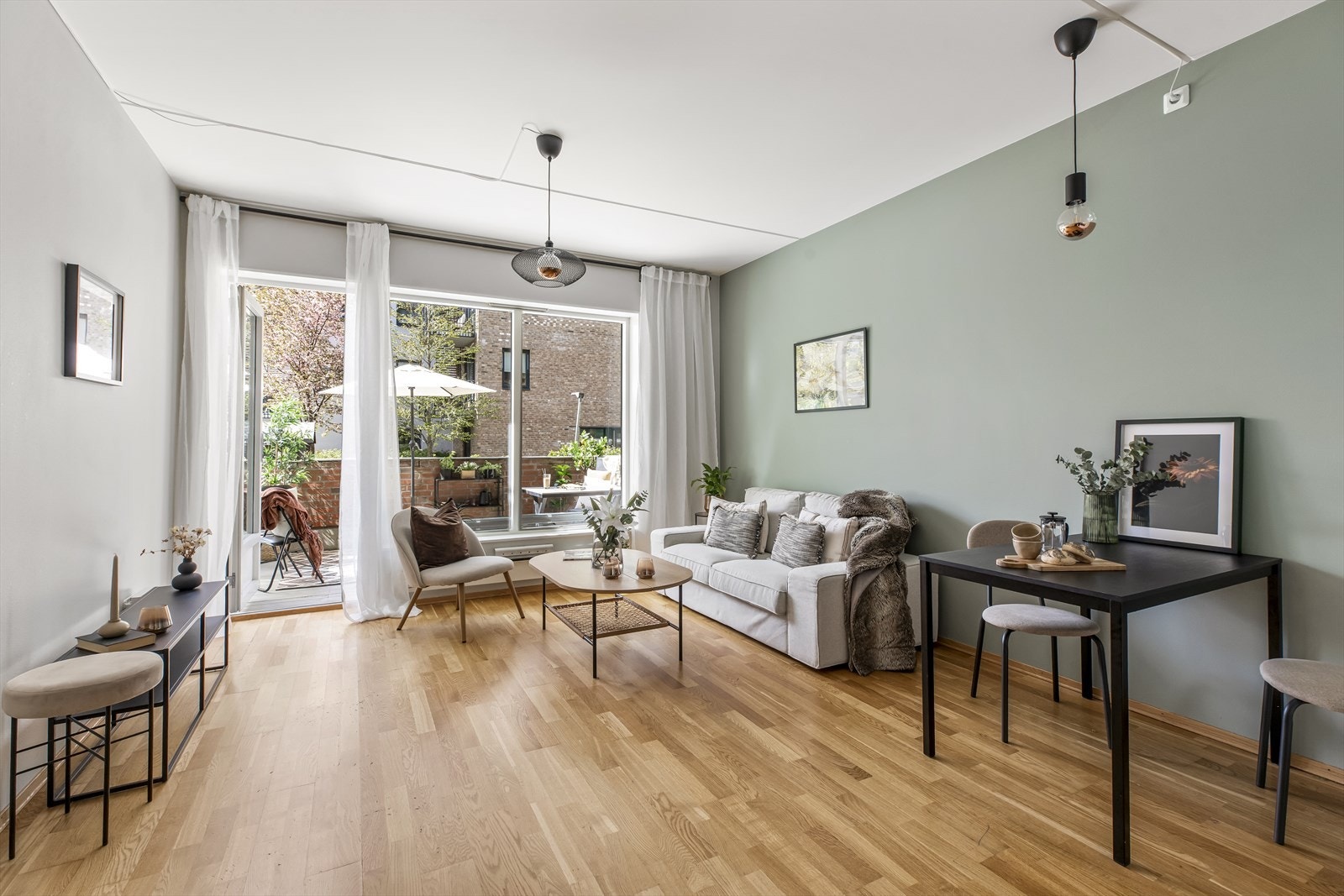Lys og innbydende stue med god plass til å innrede i ulike soner. Galleribilde