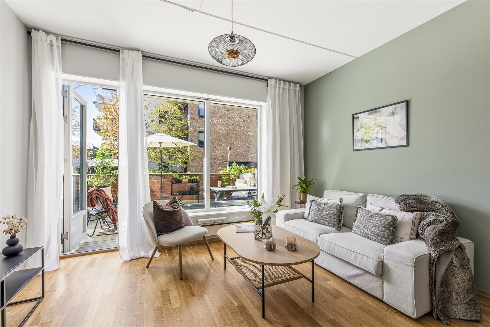 Stuen er lys og romslig med store vindusflater som slipper inn godt med naturlig lys, og gir en behagelig atmosfære. Her er det plass til både sofagruppe og spisebord, perfekt for både avslapning og sosiale sammenkomster. Galleribilde