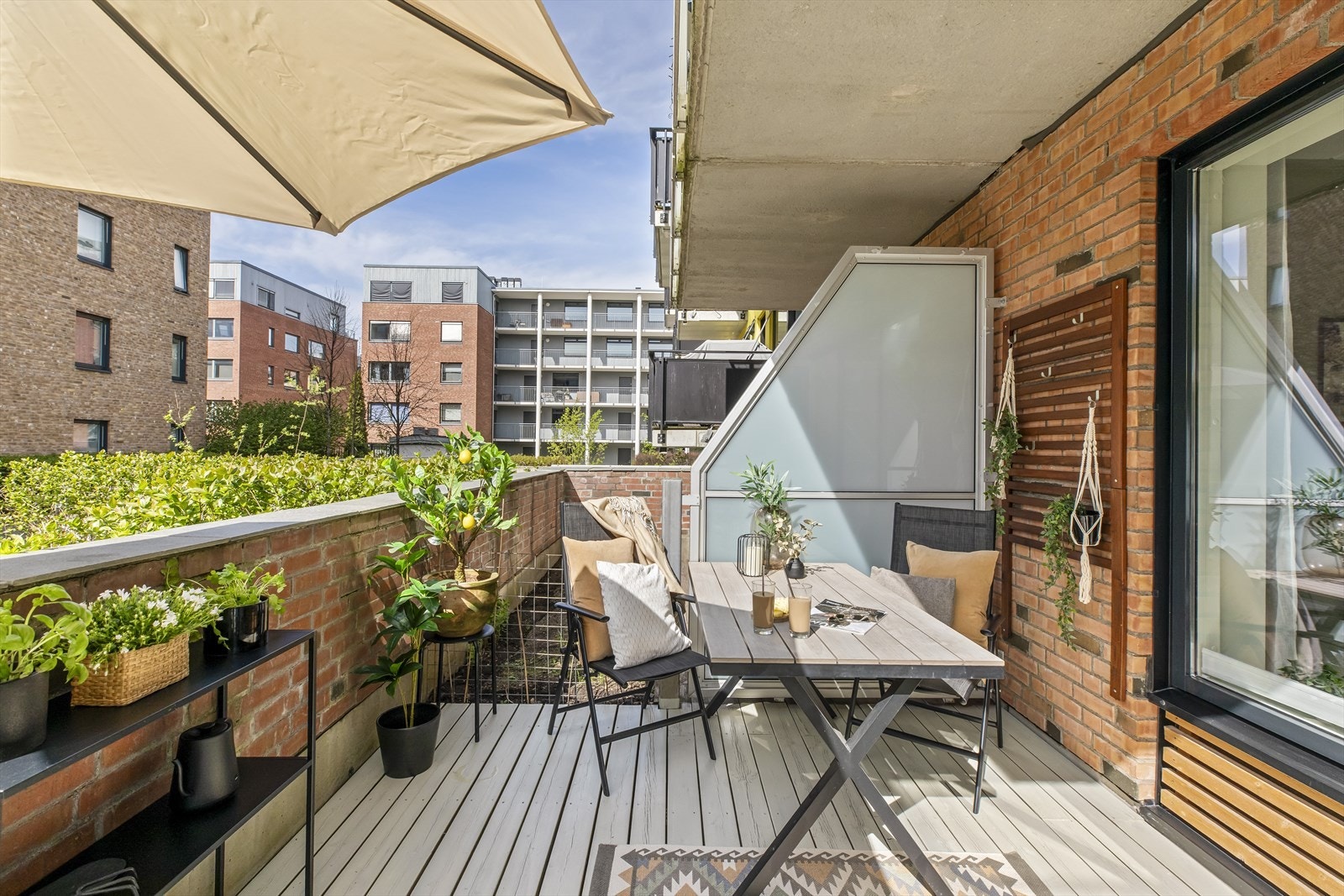Den romslige og skjermede terrassen kan enkelt innredes med både sofagruppe, spisebord og grill - perfekt for hyggelige utekvelder. Galleribilde